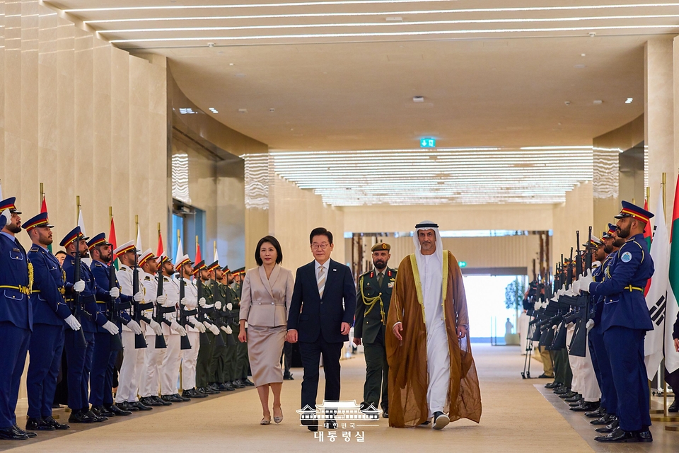 아랍에미리트(UAE) 국빈 방문 일정을 마친 이재명 대통령과 김혜경 여사가 19일(현지 시간) 아부다비 왕립공항에서 이집트 카이로로 출발하기 위해 공군 1호기로 향하고 있다.