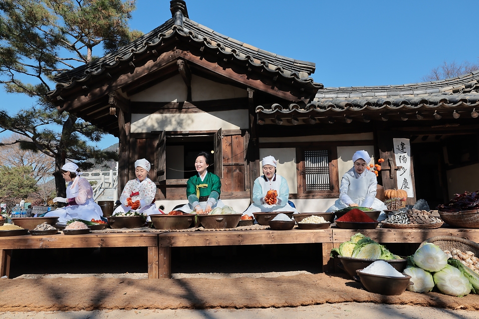 11월 22일 김치의 날을 기념해 농림축산식품부는 21일 서울 종로구 국립민속박물관에서 '제6회 김치의 날' 기념식을 개최했다. 경복궁을 방문한 관광객과 시민들이 김장을 체험하고 있다.