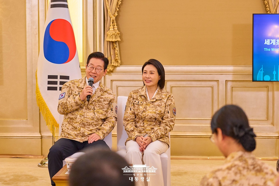 아랍에미리트(UAE)를 국빈 방문 중인 이재명 대통령이 19일(현지 시간) 아부다비 한 호텔에서 열린 아크부대 장병 격려 행사에서 인사말을 하고 있다.