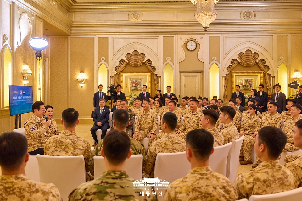 아랍에미리트(UAE)를 국빈 방문 중인 이재명 대통령이 19일(현지 시간) 아부다비 한 호텔에서 열린 아크부대 장병 격려 행사에서 인사말을 하고 있다.