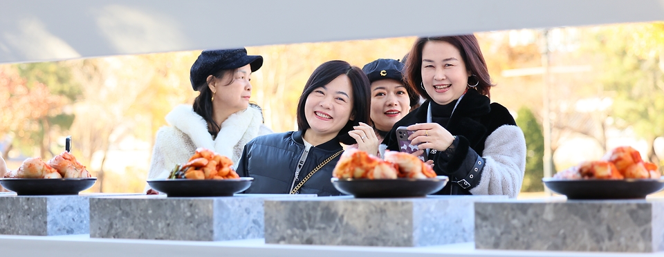 11월 22일 김치의 날을 기념해 농림축산식품부는 21일 서울 종로구 국립민속박물관에서 '제6회 김치의 날' 기념식을 개최했다. 경복궁을 방문한 관광객과 시민들이 김장을 체험하고 있다.