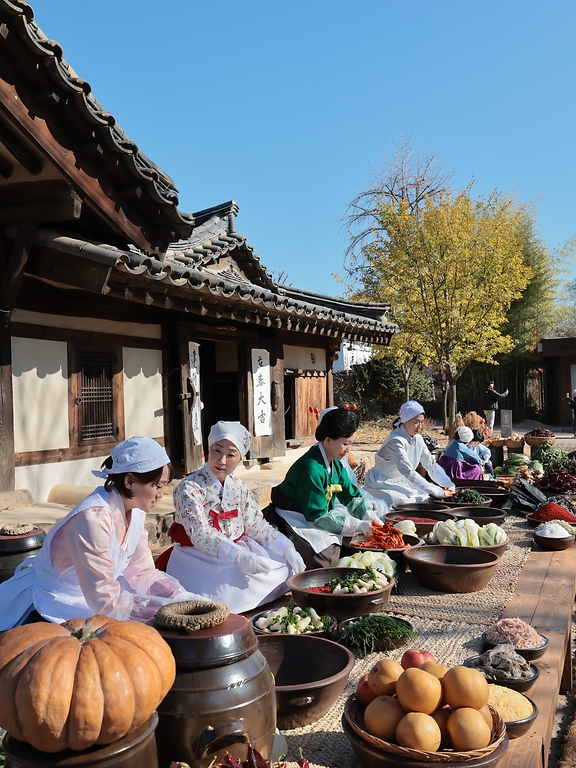 11월 22일 김치의 날을 기념해 농림축산식품부는 21일 서울 종로구 국립민속박물관에서 '제6회 김치의 날' 기념식을 개최했다. 경복궁을 방문한 관광객과 시민들이 김장을 체험하고 있다.
