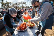 11월 22일 김치의 날을 기념해 농림축산식품부는 21일 서울 종로구 국립민속박물관에서 '제6회 김치의 날' 기념식을 개최했다. 경복궁을 방문한 관광객과 시민들이 김장을 체험하고 있다.