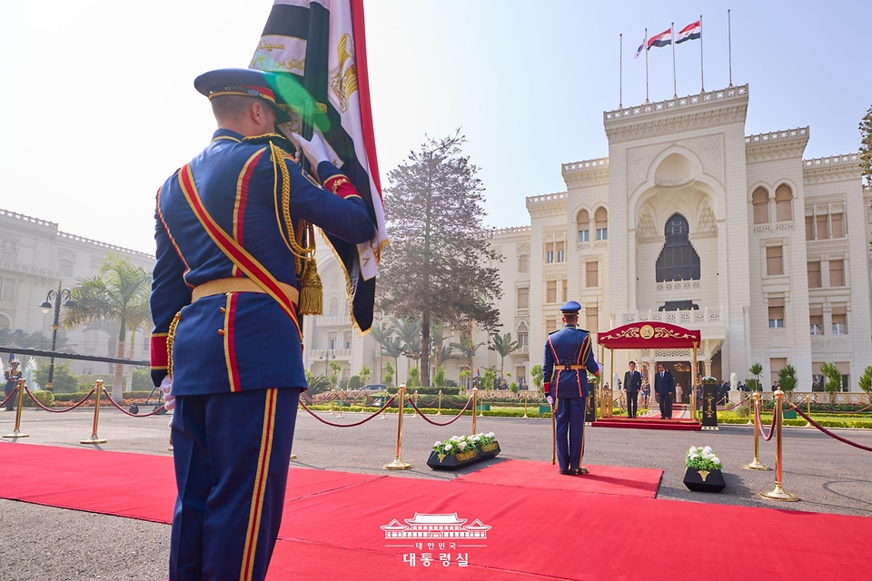 이재명 대통령이 20일(현지시간) 이집트 카이로 대통령궁에서 열린 공식 방문 환영식에서 압델 파타 알시시 이집트 대통령과 의장대를 사열하고 있다.