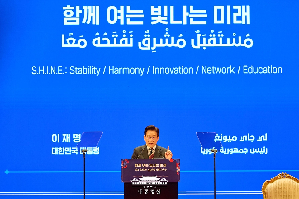 이집트를 공식 방문 중인 이재명 대통령이 20일(현지시간) 카이로대학에서 '함께 여는 빛나는 미래'를 주제로 연설하고 있다.