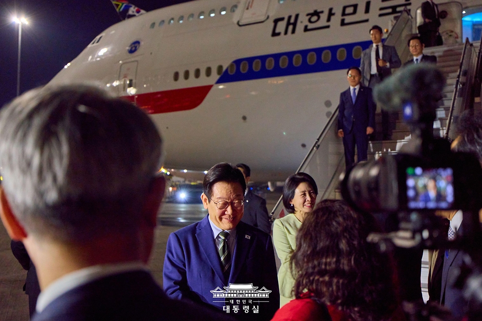 G20 정상회의에 참석하는 이재명 대통령과 김혜경 여사가 21일(현지시간) 남아프리카공화국 요하네스버그 O.R. 탐보 국제공항에 도착해 공군1호기에서 내려 이동하고 있다. 