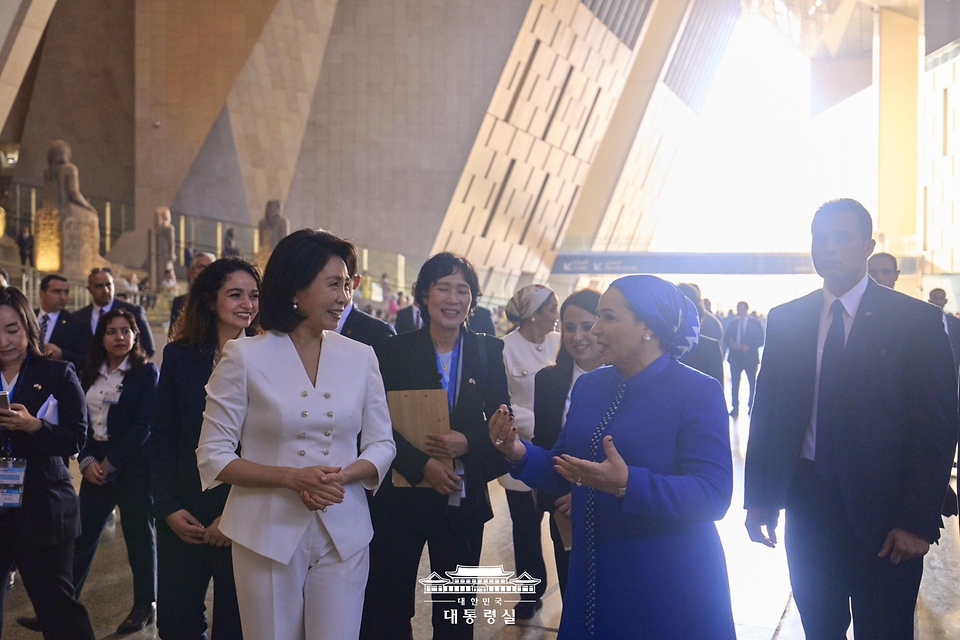 이재명 대통령과 함께 이집트를 공식 방문 중인 김혜경 여사가 20일(현지시간) 인테사르 알시시 이집트 여사와 카이로에 위치한 대박물관을 방문해 관람하고 있다.