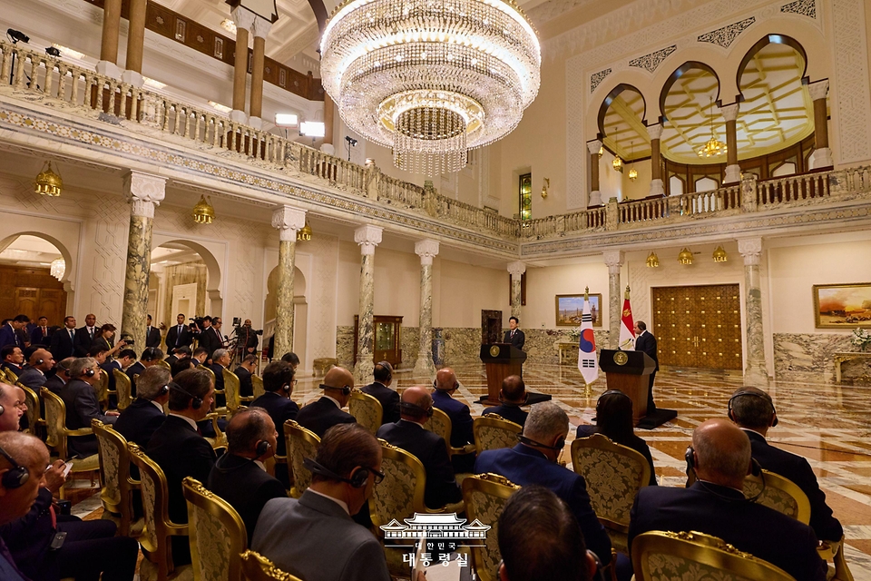 이재명 대통령과 압델 파타 알시시 이집트 대통령이 20일(현지시간) 이집트 카이로 대통령궁에서 공동언론발표를 하고 있다.