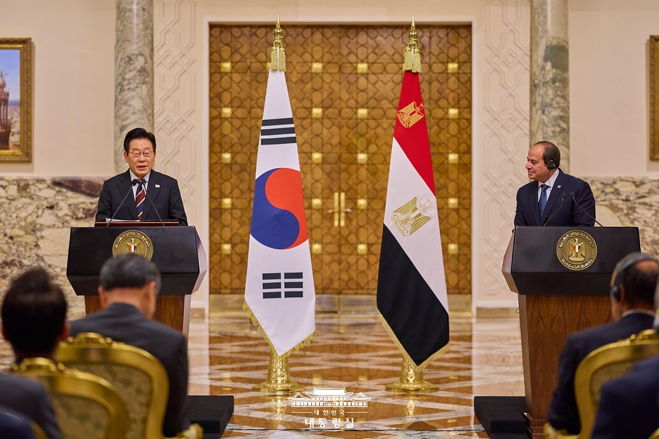 이재명 대통령과 압델 파타 알시시 이집트 대통령이 20일(현지시간) 이집트 카이로 대통령궁에서 공동언론발표를 하고 있다.