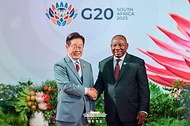 이재명 대통령이 22일(현지시간) 주요 20개국(G20) 정상회의가 열린 남아프리카공화국 나스렉 엑스포센터에서 영접을 나온 시릴 라마포사 남아공 대통령과 악수하고 있다. 