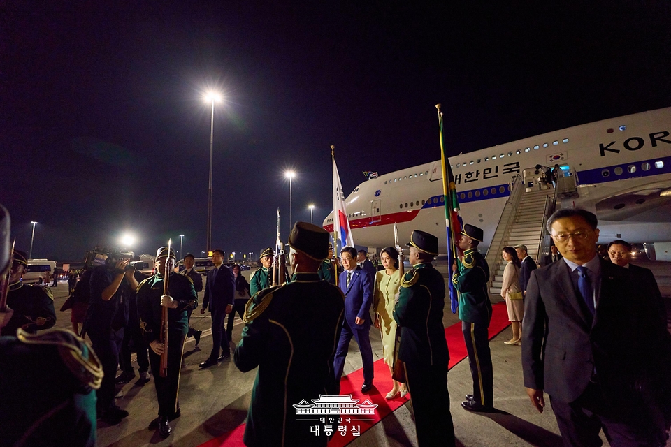 G20 정상회의에 참석하는 이재명 대통령과 김혜경 여사가 21일(현지시간) 남아프리카공화국 요하네스버그 O.R. 탐보 국제공항에 도착해 공군1호기에서 내려 이동하고 있다.