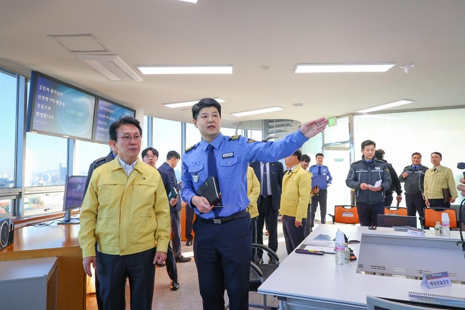 김민석 국무총리가 21일 인천 중구 인천항 해상교통관제센터(VTS)를 방문, 관제업무 현장을 점검하고 있다.