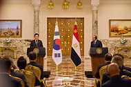 이재명 대통령과 압델 파타 알시시 이집트 대통령이 20일(현지시간) 이집트 카이로 대통령궁에서 공동언론발표를 하고 있다.
