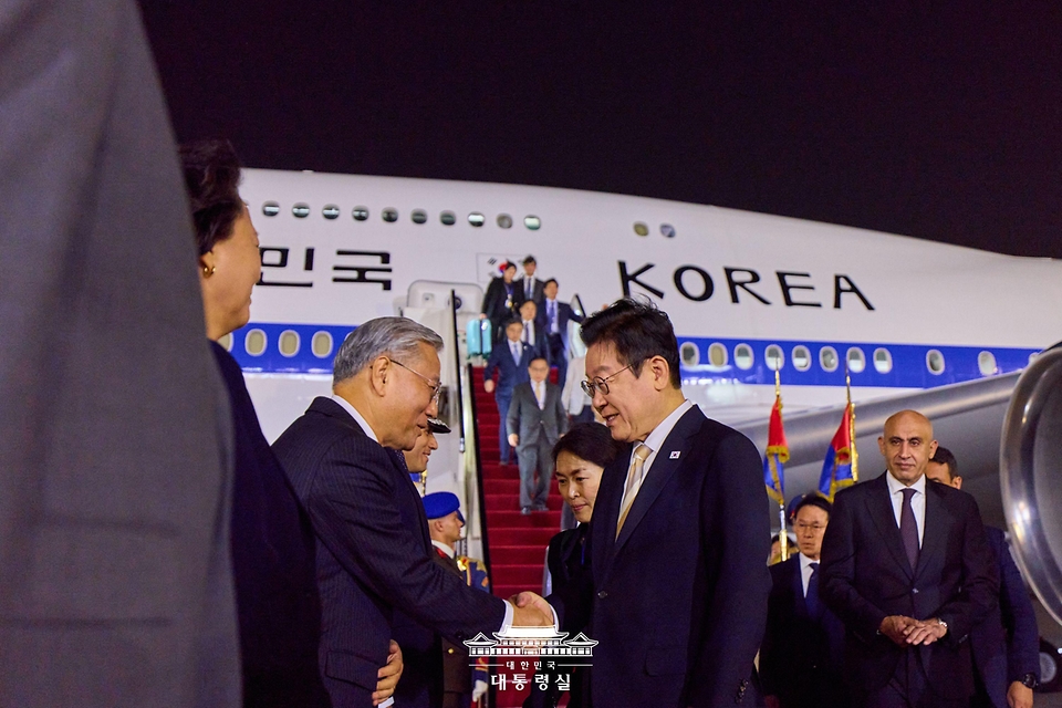 이집트를 공식 방문한 이재명 대통령이 19일(현지시간) 카이로 국제공항에 도착해 영접 인사들과 인사하고 있다.