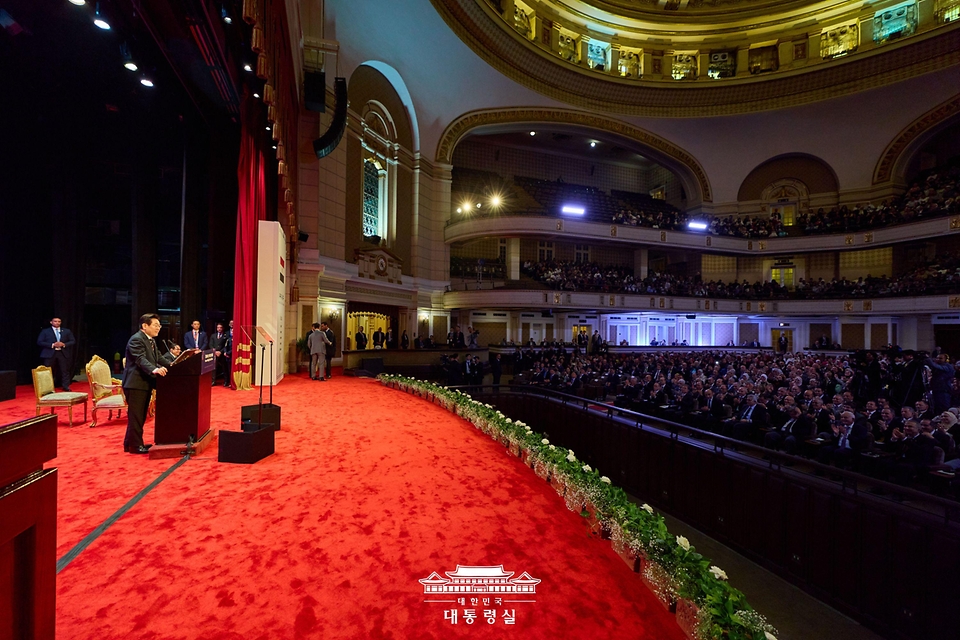 이집트를 공식 방문 중인 이재명 대통령이 20일(현지시간) 카이로대학에서 '함께 여는 빛나는 미래'를 주제로 연설하고 있다.