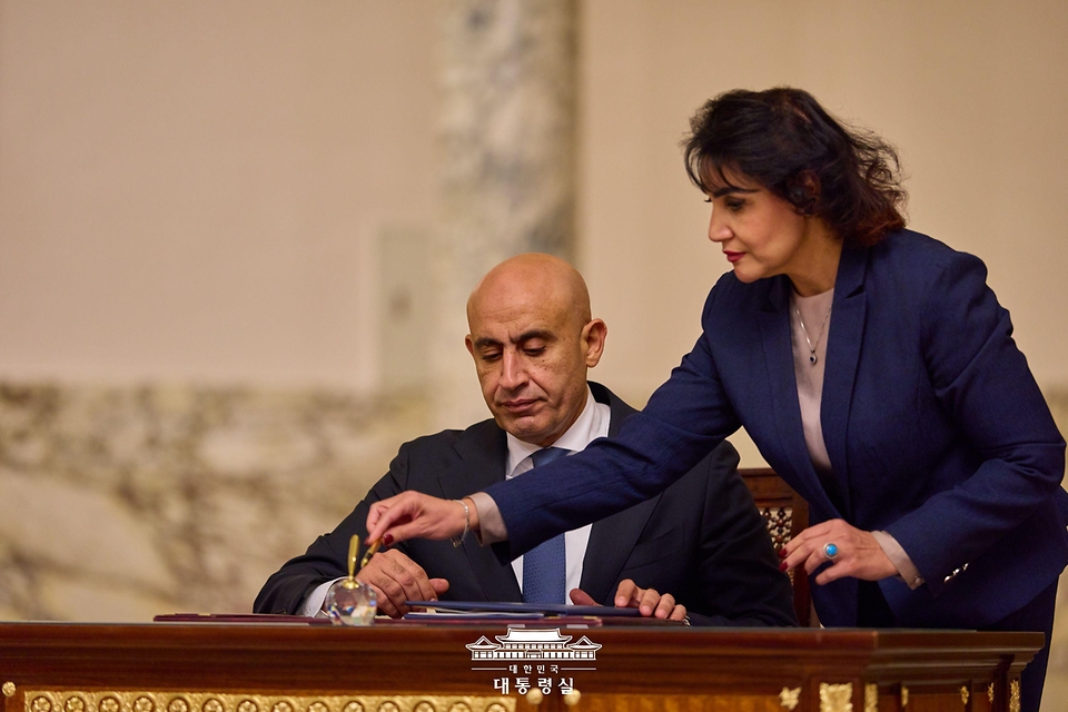 무함마드 압델 라티프 이집트 교육·기술교육부 장관이 20일(현지 시간) 이집트 카이로 대통령궁에서 열린 한-이집트 교육 분야 협력에 관한 양해각서 체결식에서 서명하고 있다.