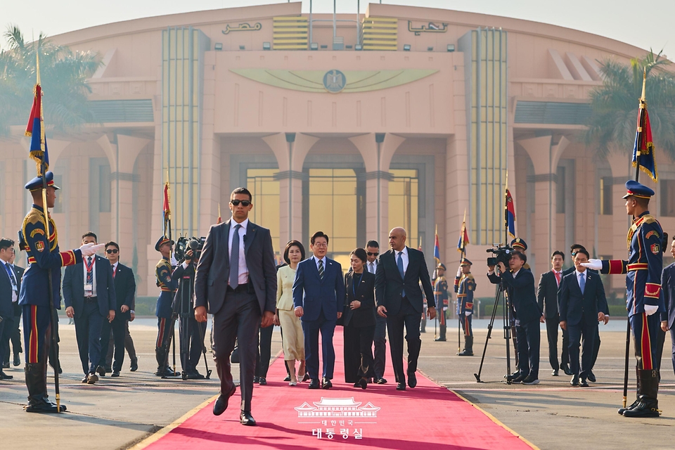 이집트 공식 방문 일정을 마친 이재명 대통령과 김혜경 여사가 21일(현지시간) 카이로 국제공항에서 남아프리카공화국 요하네스버그로 출발하기 위해 공군 1호기로 향하고 있다.