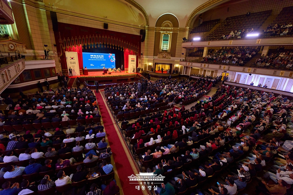 이집트를 공식 방문 중인 이재명 대통령이 20일(현지시간) 카이로대학에서 '함께 여는 빛나는 미래'를 주제로 연설하고 있다.