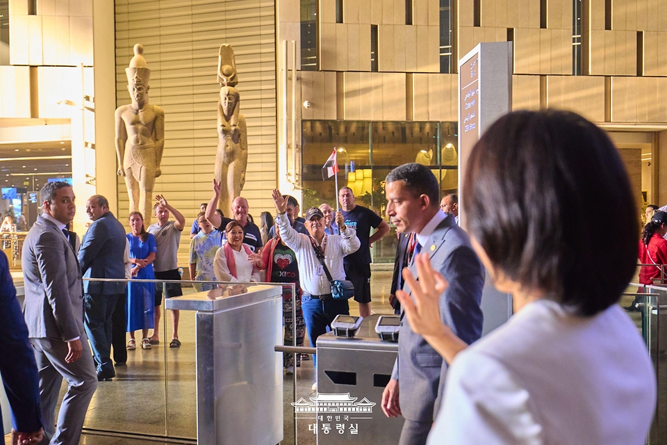 이재명 대통령과 함께 이집트를 공식 방문 중인 김혜경 여사가 20일(현지시간) 인테사르 알시시 이집트 여사와 함께 카이로에 위치한 대박물관을 방문해 관람객과 인사를 나누고 있다.