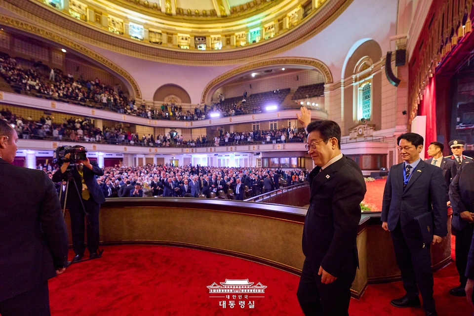 이집트를 공식 방문 중인 이재명 대통령이 20일(현지시간) 카이로대학에서 연설을 위해 입장하고 있다.