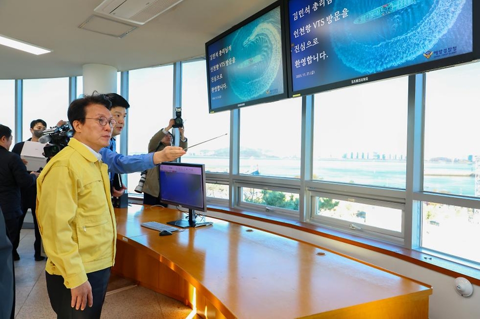 김민석 국무총리가 21일 인천 중구 인천항 해상교통관제센터(VTS)를 방문, 관제업무 현장을 점검하고 있다.
