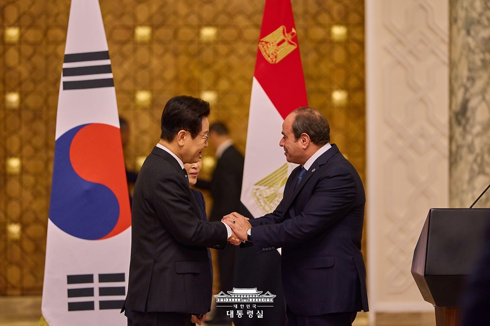 이재명 대통령과 압델 파타 알시시 이집트 대통령이 20일(현지시간) 이집트 카이로 대통령궁에서 열린 공동언론발표에서 두 손으로 악수하고 있다.