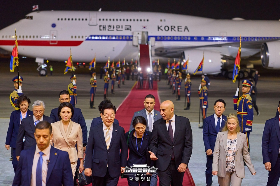 이집트를 공식 방문한 이재명 대통령과 김혜경 여사가 19일(현지시간) 카이로 국제공항에 도착한 공군 1호기에서 내려 이동하고 있다.