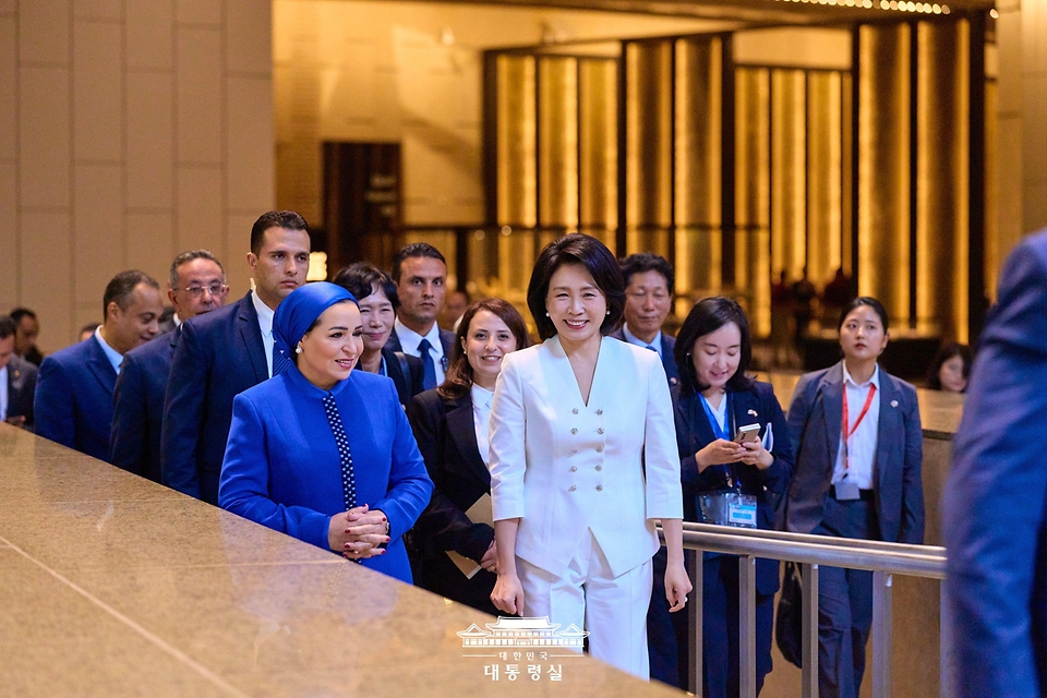 이재명 대통령과 함께 이집트를 공식 방문 중인 김혜경 여사가 20일(현지시간) 인테사르 알시시 이집트 여사와 카이로에 위치한 대박물관을 방문해 관람하고 있다.
