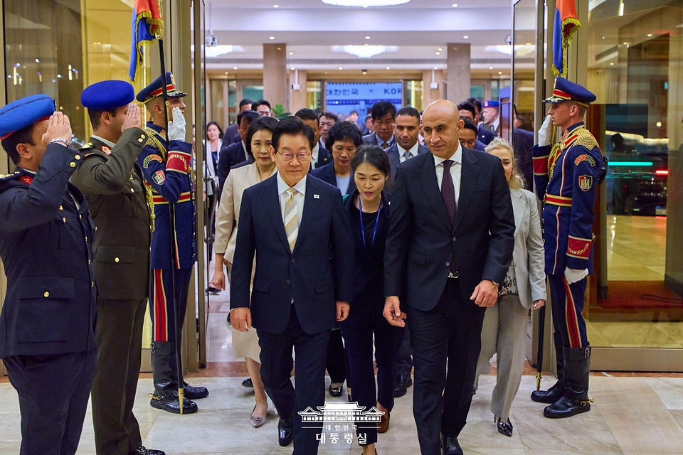 이집트를 공식 방문한 이재명 대통령과 김혜경 여사가 19일(현지시간) 카이로 국제공항에 도착한 공군 1호기에서 내려 이동하고 있다.