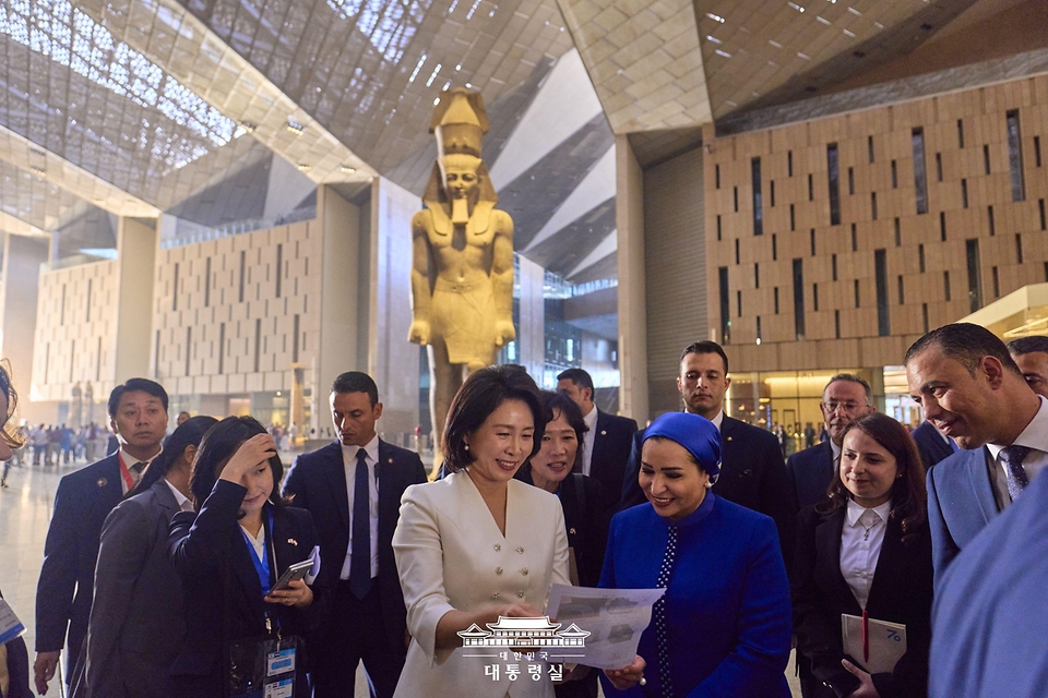 이재명 대통령과 함께 이집트를 공식 방문 중인 김혜경 여사가 20일(현지시간) 인테사르 알시시 이집트 여사와 카이로에 위치한 대박물관을 방문해 관람하고 있다.