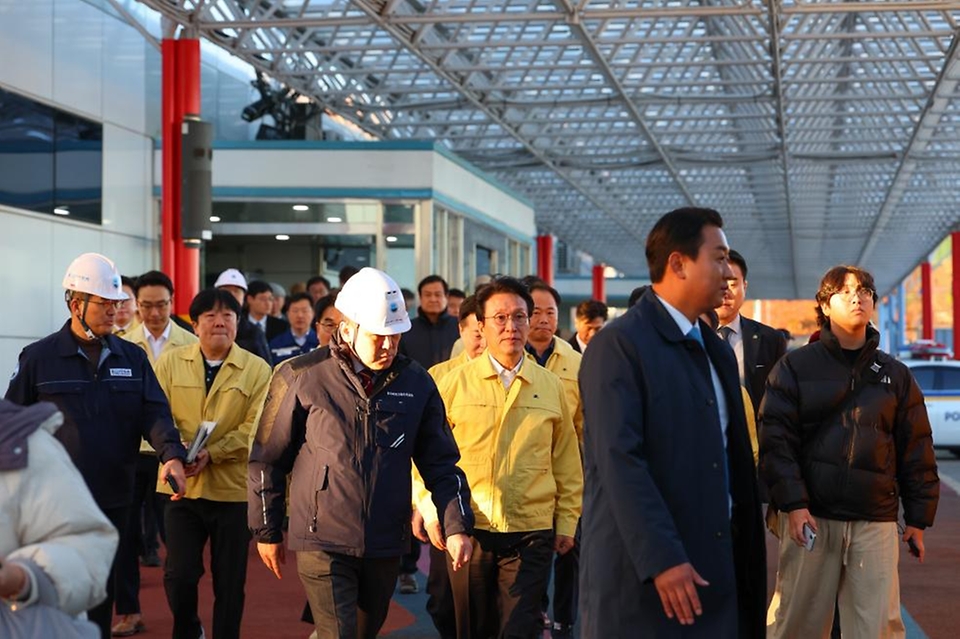 김민석 국무총리가 21일 동절기 해양안전사고 예방 점검차 인천 중구 연안여객터미널을 방문, 이용실태를 확인하고 있다.