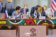 이재명 대통령이 22일(현지시간) 남아프리카공화국 요하네스버그 엑스포 센터에서 열린 G20 정상회의에 참석해 조르지아 멜로니 이탈리아 총리와 대화를 나누고 있다. 