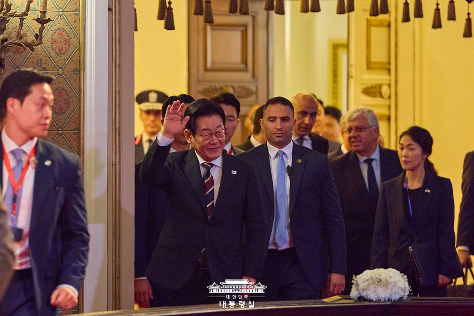 이집트를 공식 방문 중인 이재명 대통령이 20일(현지시간) 카이로대학에서 연설을 위해 입장하고 있다.