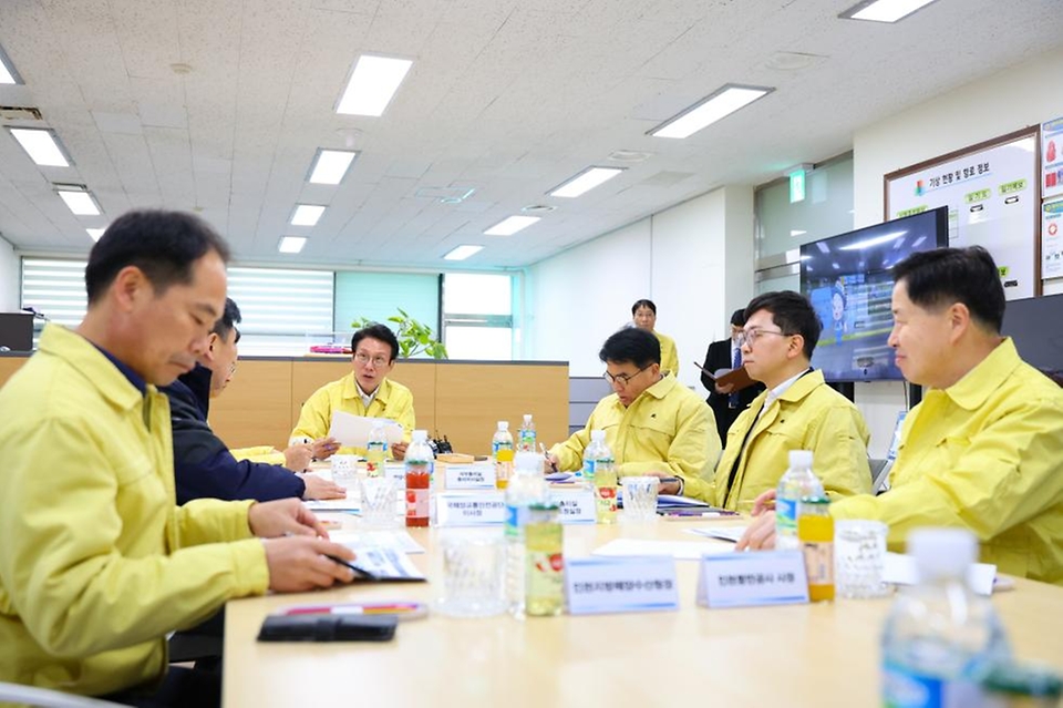 김민석 국무총리가 21일 동절기 해양안전사고 예방 점검차 인천 중구 연안여객터미널을 방문, 이용실태를 확인하고 있다.