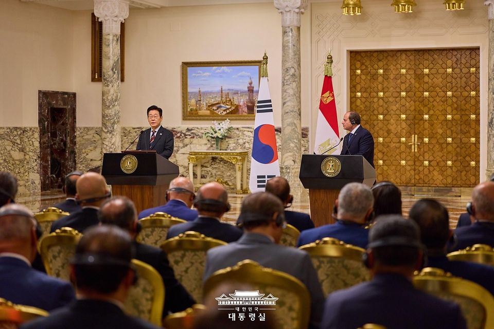 이재명 대통령과 압델 파타 알시시 이집트 대통령이 20일(현지시간) 이집트 카이로 대통령궁에서 공동언론발표를 하고 있다.