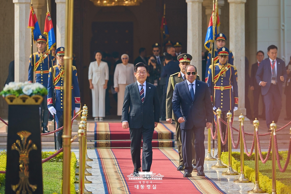 이재명 대통령이 20일(현지시간) 이집트 카이로 대통령궁에서 열린 공식 방문 환영식에서 압델 파타 알시시 이집트 대통령과 의장대를 사열하고 있다.
