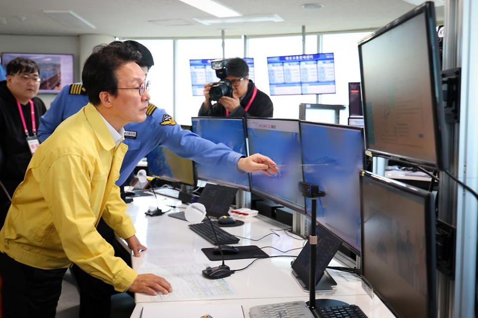 김민석 국무총리가 21일 인천 중구 인천항 해상교통관제센터(VTS)를 방문, 관제업무 현장을 점검하고 있다.