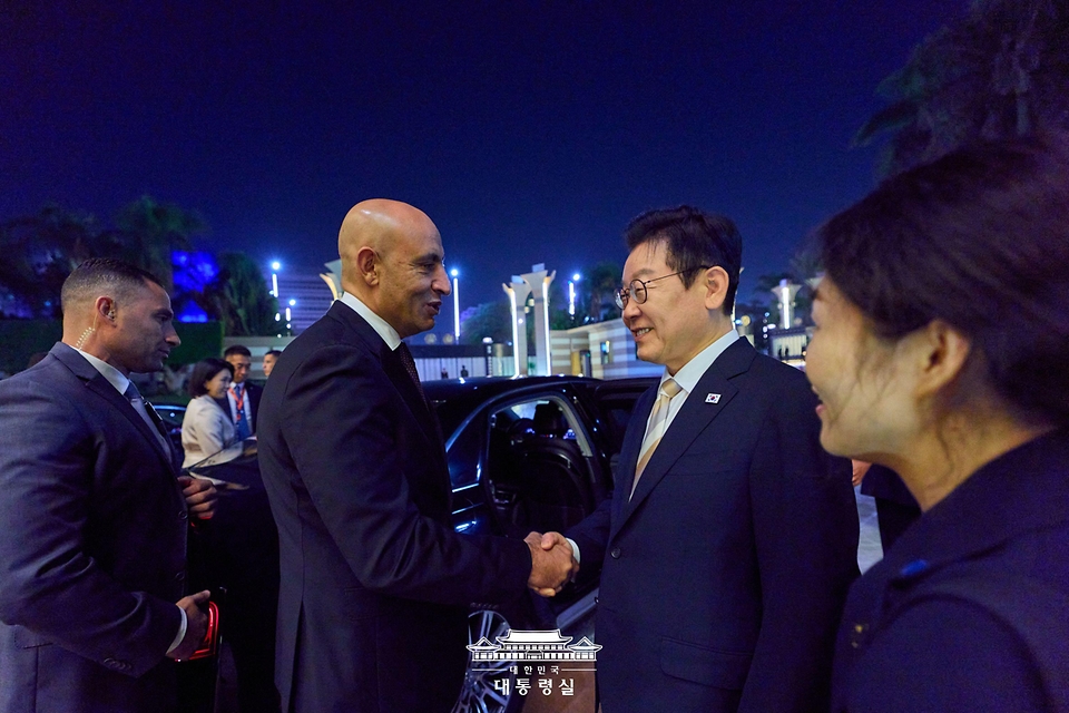 이집트를 공식 방문한 이재명 대통령이 19일(현지시간) 카이로 국제공항에 도착해 영접 인사들과 인사하고 있다.