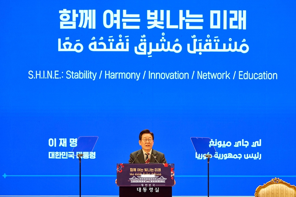 이집트를 공식 방문 중인 이재명 대통령이 20일(현지시간) 카이로대학에서 '함께 여는 빛나는 미래'를 주제로 연설하고 있다.