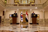 이재명 대통령과 압델 파타 알시시 이집트 대통령이 20일(현지시간) 이집트 카이로 대통령궁에서 공동언론발표를 하고 있다.