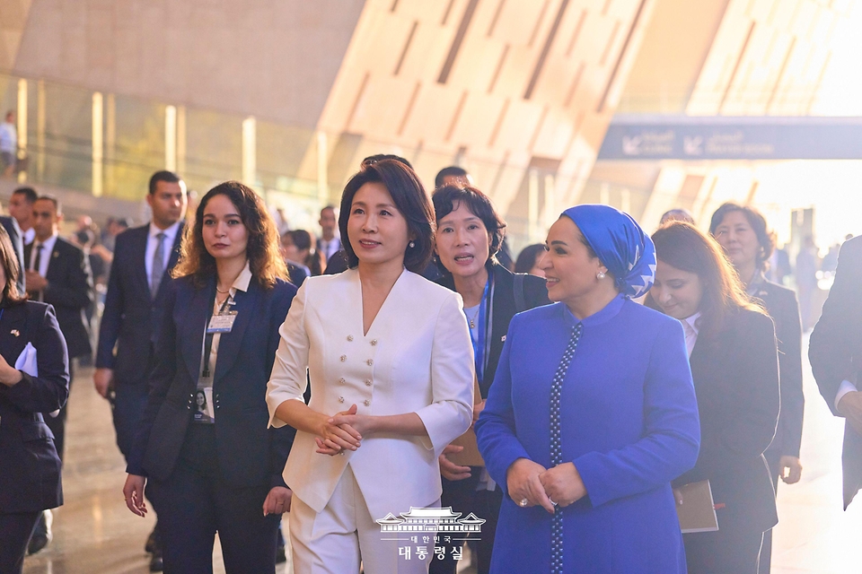 이재명 대통령과 함께 이집트를 공식 방문 중인 김혜경 여사가 20일(현지시간) 인테사르 알시시 이집트 여사와 카이로에 위치한 대박물관을 방문해 관람하고 있다.