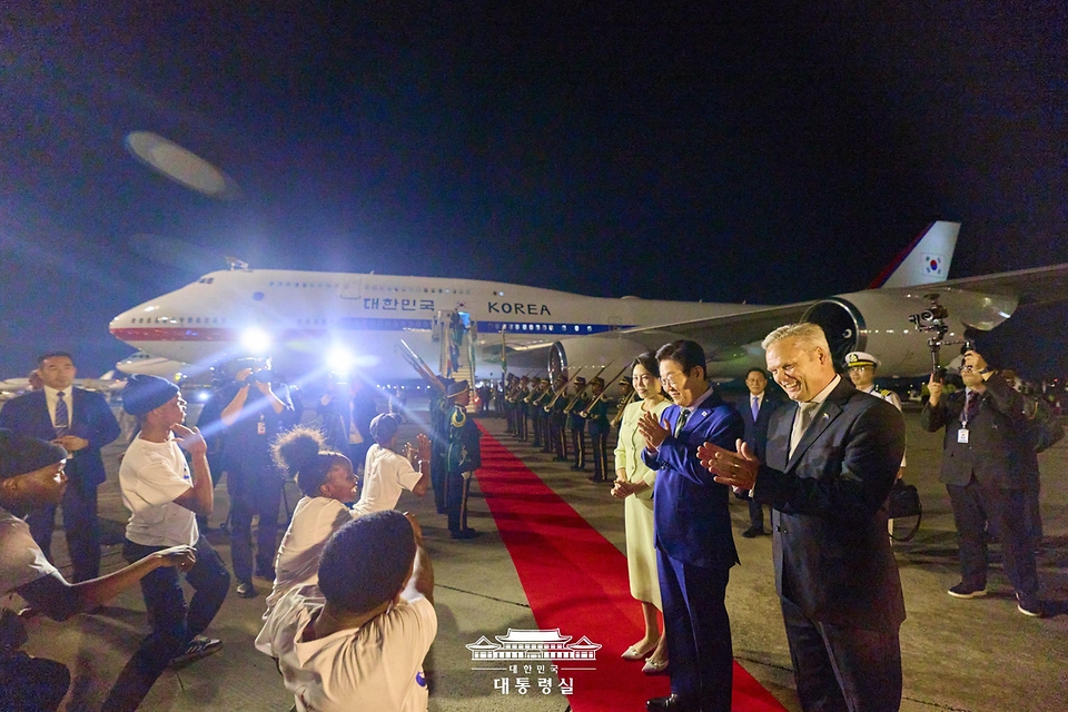 G20 정상회의에 참석하는 이재명 대통령과 김혜경 여사가 21일(현지시간) 남아프리카공화국 요하네스버그 O.R. 탐보 국제공항에 도착해 환영공연을 바라보고 있다. 