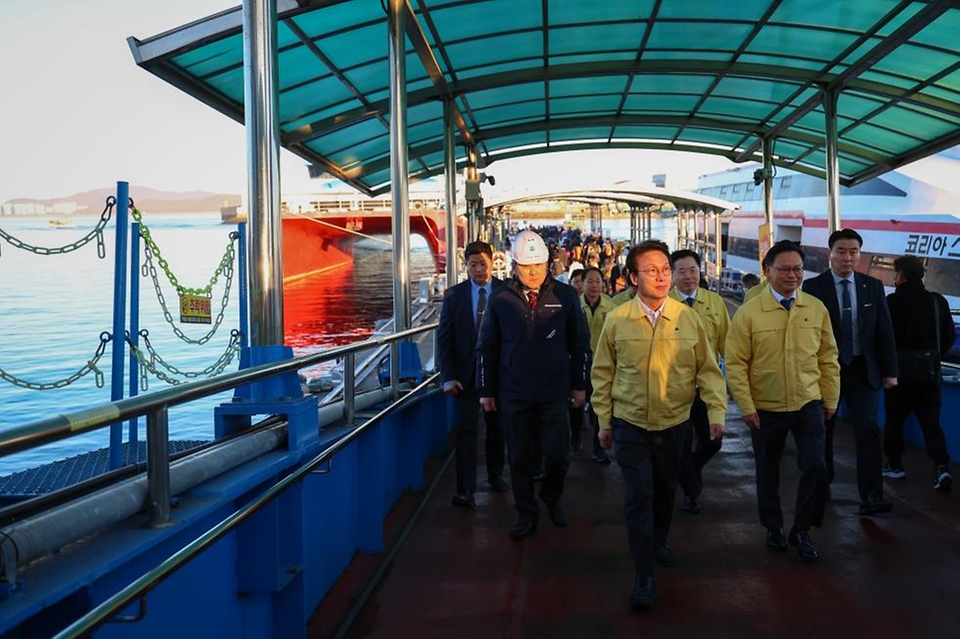 김민석 국무총리가 21일 동절기 해양안전사고 예방 점검차 인천 중구 연안여객터미널을 방문, 이용실태를 확인하고 있다.