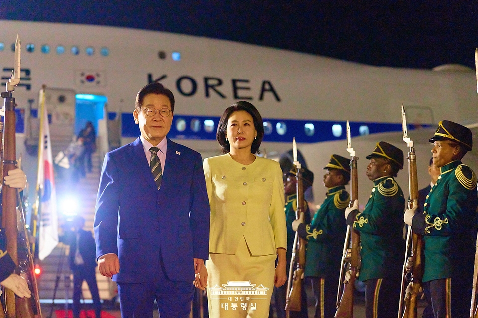 G20 정상회의에 참석하는 이재명 대통령과 김혜경 여사가 21일(현지시간) 남아프리카공화국 요하네스버그 O.R. 탐보 국제공항에 도착해 공군1호기에서 내려 이동하고 있다.