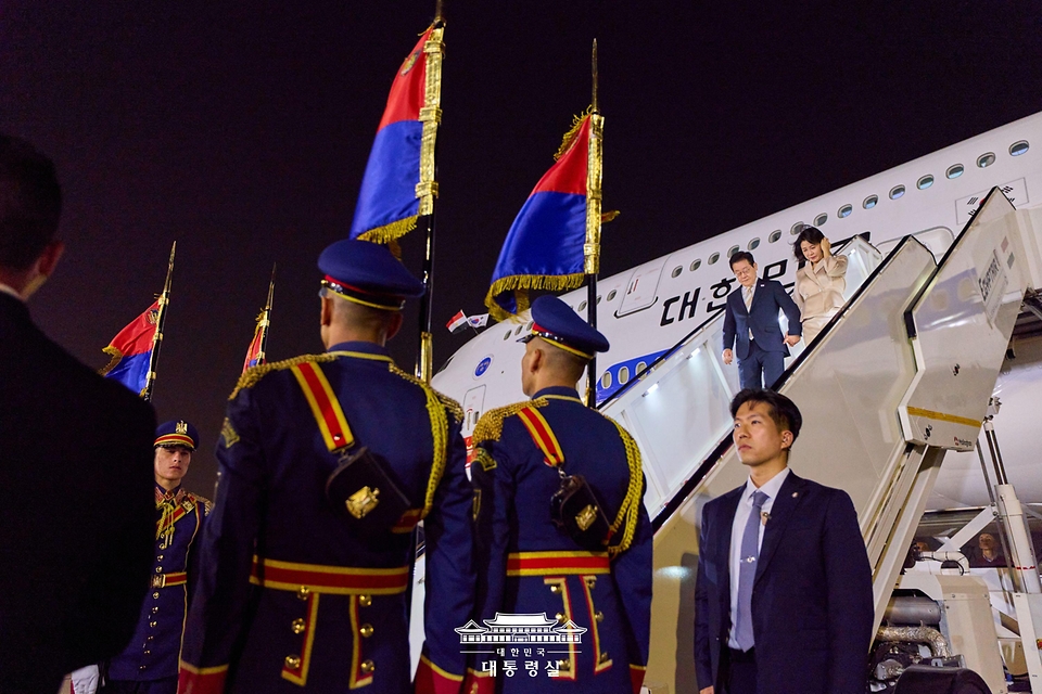 이집트를 공식 방문한 이재명 대통령과 김혜경 여사가 19일(현지시간) 카이로 국제공항에 도착한 공군 1호기에서 내려 이동하고 있다.