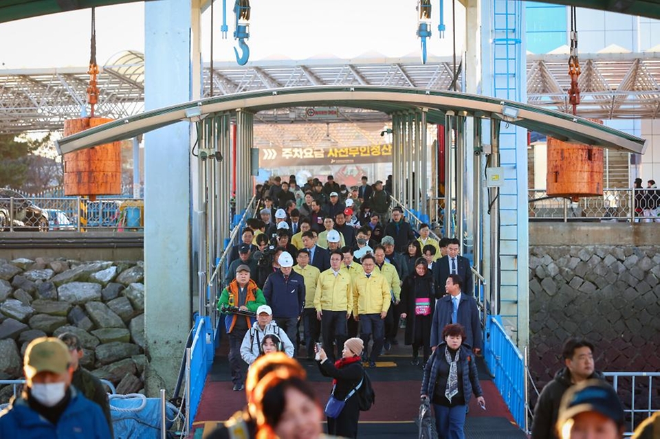 김민석 국무총리가 21일 동절기 해양안전사고 예방 점검차 인천 중구 연안여객터미널을 방문, 이용실태를 확인하고 있다.