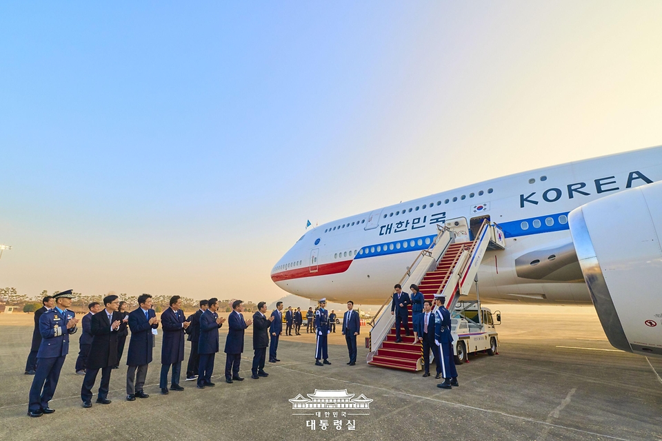 주요 20개국(G20) 정상회의 참석을 계기로 아프리카·중동 4개국 순방을 마친 이재명 대통령과 김혜경 여사가 26일 성남 서울공항에 도착한 공군 1호기에서 내리고 있다.