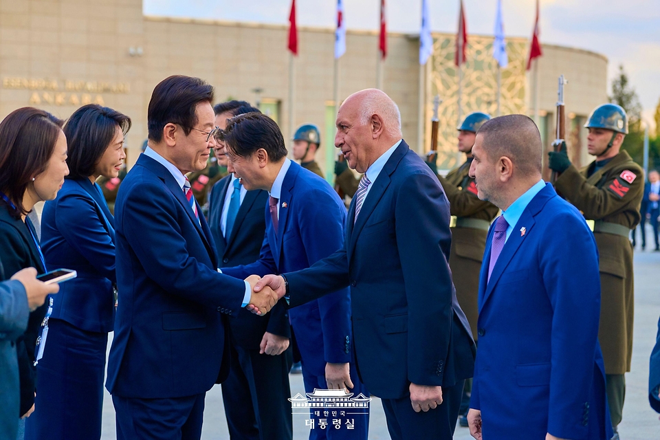 튀르키예 국빈 방문 일정을 마친 이재명 대통령이 25일(현지시간) 앙카라 에센보아 국제공항에서 공군 1호기에 오르기 전 환송인사들과 악수를 하고 있다.