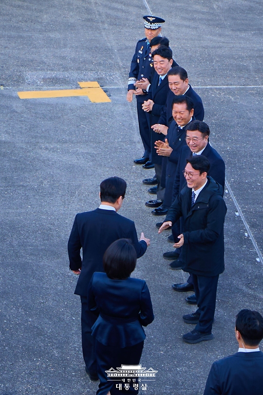 주요 20개국(G20) 정상회의 참석을 계기로 아프리카·중동 4개국 순방을 마친 이재명 대통령이 26일 성남 서울공항에서 김민석 국무총리와 인사하고 있다.