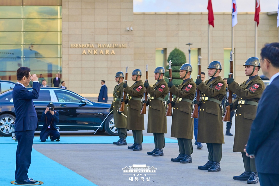 튀르키예 국빈 방문 일정을 마친 이재명 대통령이 25일(현지시간) 앙카라 에센보아 국제공항에서 튀르키예 의장대로부터 경례를 받고 있다.